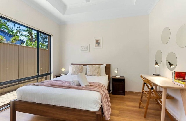 Beachside Gem in Doubleview! Free Wi-Fi! Parking!
