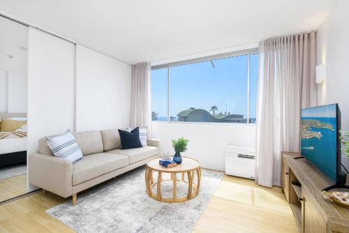 Beachside Unit in the Heart of Manly-Ocean Views