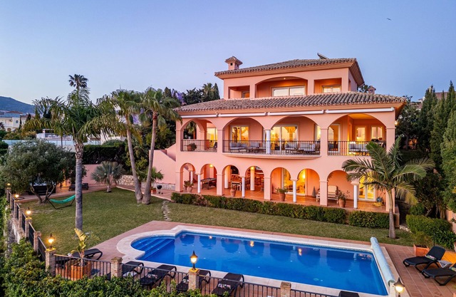 Beachside villa with pool heating and hot tub