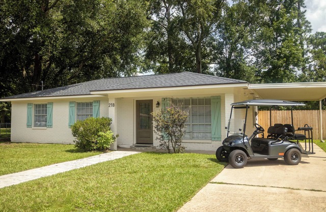 Beachy Breeze - only 1 mile to beach w/Golf Cart! - 3 Bedroom 2 Full Bath Home