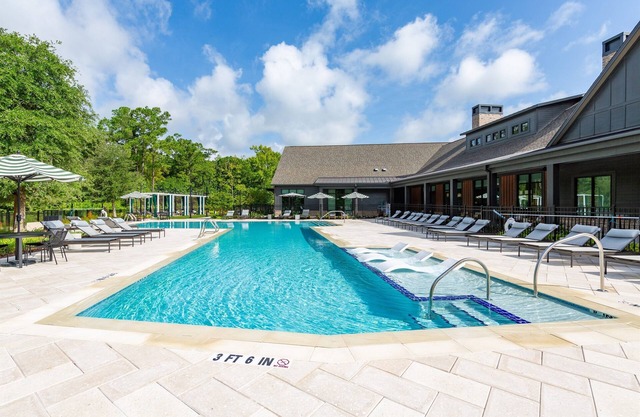 Beachy Getaway: 3BR/3BA Posh Units w./Pool & Gym
