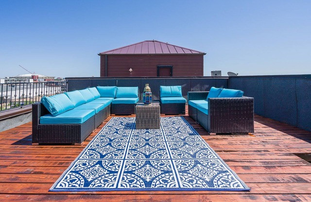 Beale 3 Blocks--Roof Top Deck- Private Garage--Video Games