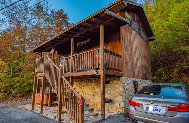 Bear cave cabin 2bd/2bth/HOT TUB