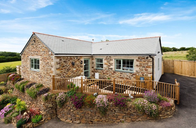 BEAR COTTAGE, pet friendly, character holiday cottage in Truro