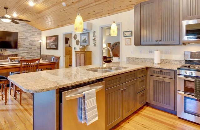 Bear Creek Retreat n~Lake Lure~nBook Now: Fall Leaves, Apples & Crisp Air!