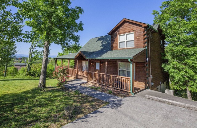 Bear Hugs by Heritage Cabin Rentals