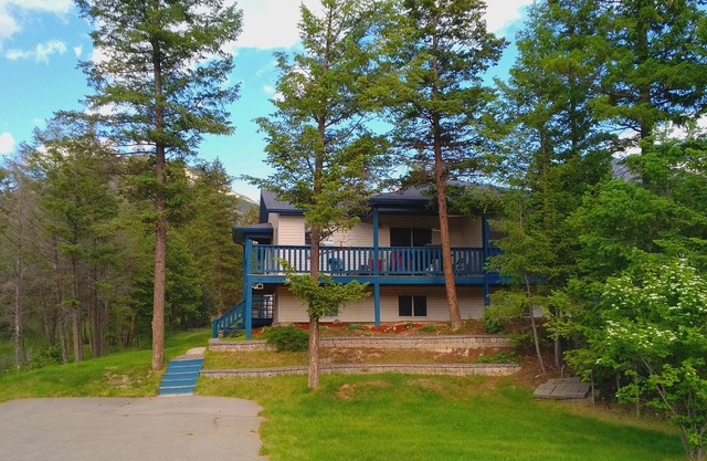 Bear Tracks Chalet - Pool Table, Private Hot Tub, Stay 3, Pay for 2 nights