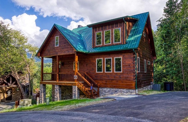Bear Tracks Lodge cabin