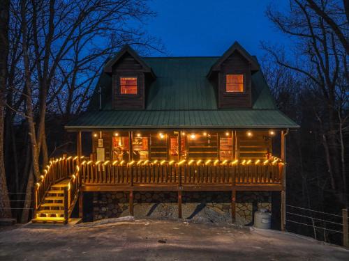 Bearadise-Private Cabin that Sleeps 8, with 3 Full Bathrooms, Pool Table, Board Games and Wet Bar
