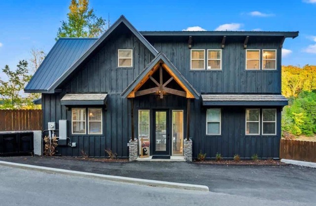 Bearfoot Bungalow - Lakefront Paradise!