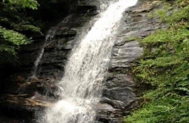 Bearfoot Falls-Privately Owned 110-foot Waterfall~22 Acres-Hiking trails~Hot Tub