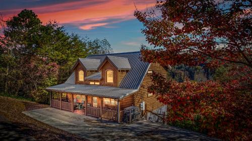 Bearfoot Pines - True Log Cabin - Wi-Fi, Hot Tub, Fishing, Deck with views! - Mins to PF