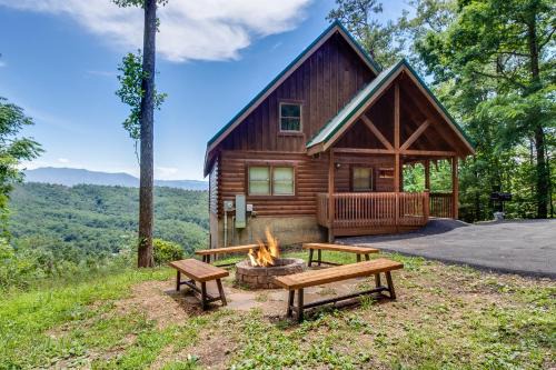 Bearhemain Rhapsody, a Private Cabin with Incredible Mountain Views, Near Dollywood!