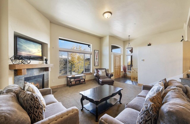 Bears Lair: Spacious Townhome w/Private Hot Tub