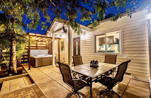 BEATIFUL ZEN VILLA IN HILLCREST! Gated AC HotTub Paring KingBed