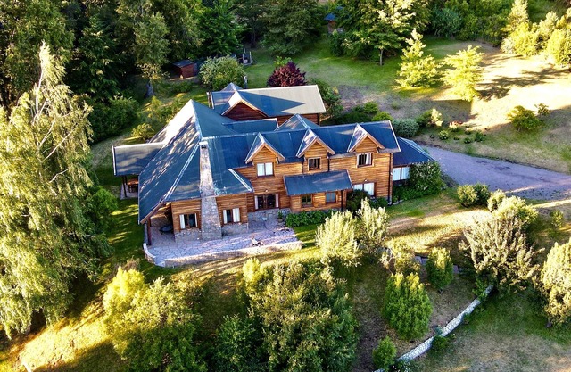 Beautiful log house on a hillside. Spectacular view. Sleeps 12