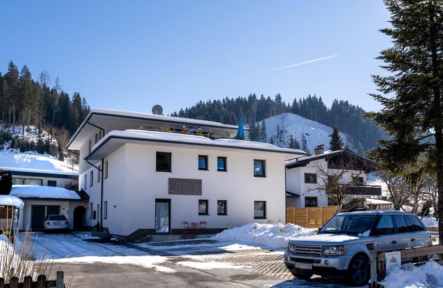 Beautiful group accommodation, 50m to the ski bus