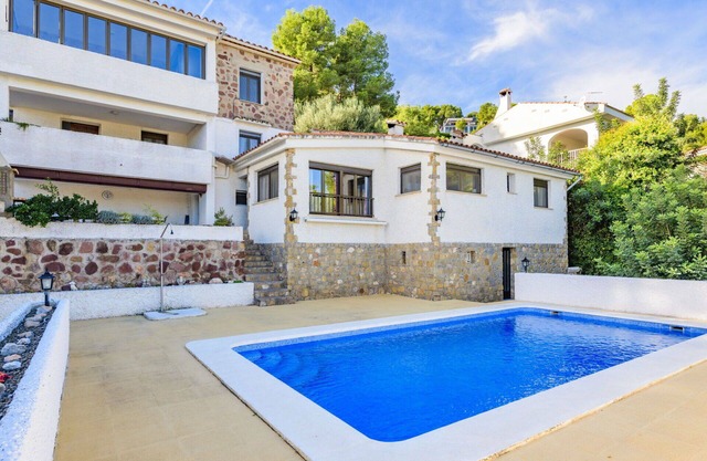 Beautiful apartment in villa for 3 guests with A/C, pool, WIFI, TV and terrace