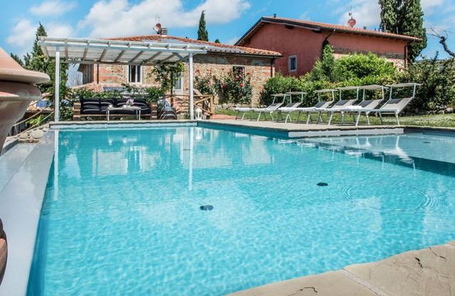 Beautiful private villa for 12 people with A/C, WIFI, private pool, TV, patio and pets allowed