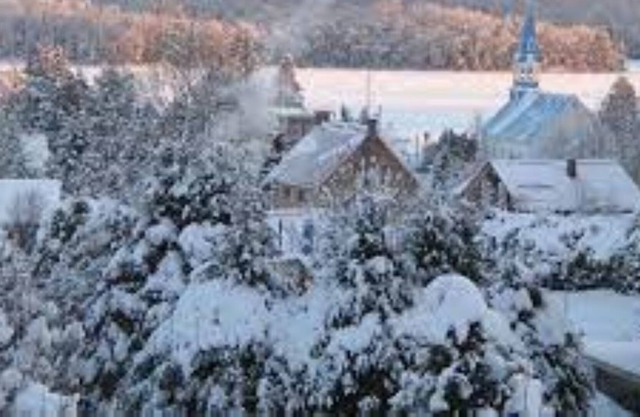 Beautiful Lakeview Cottage located 20 minutes to Saint-Sauveur Village.