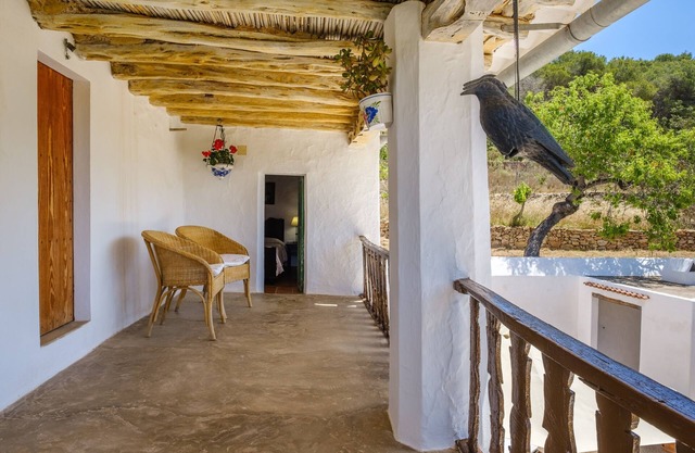 Beautiful Holiday Home with Balcony, Garden & Wi-Fi; Parking Available