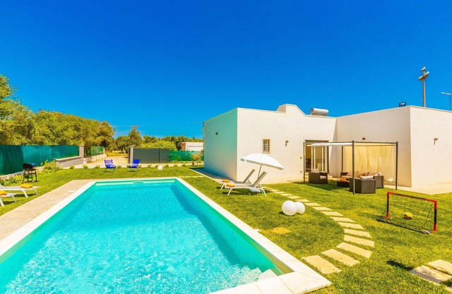 Beautiful private villa with WIFI, A/C, pool, TV, veranda, pets allowed and parking, close to Os.