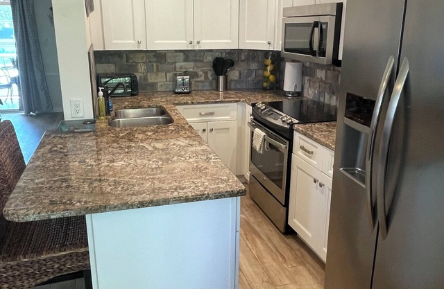 Beautiful 1 Bedroom Condo Fully Remodeled. Email For Details