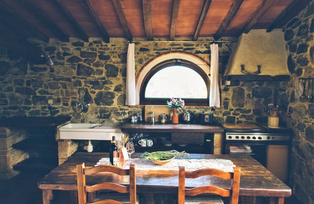 Beautiful 1-bedroom cottage with garden and views over olive groves, pool