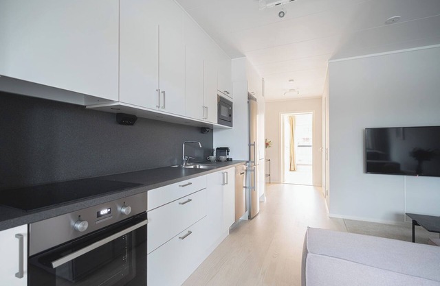 Beautiful 1 BR close to the city