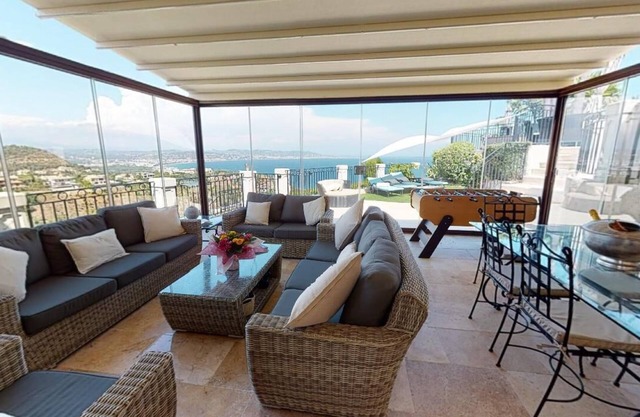 Beautiful 12ppl villa with A/C Pool, Sauna, gated parking.