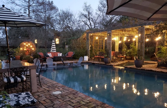Beautiful 1400 ft Carriage House - Spacious Open Floor Plan w/Private Terrace