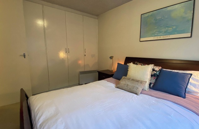 Beautiful 2-bed Unit in St Kilda West w/Parking