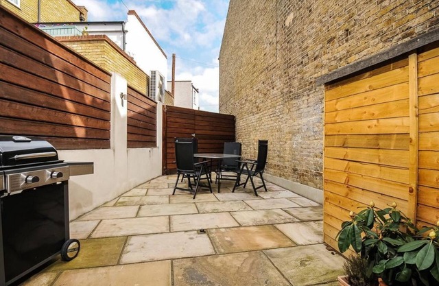 Beautiful 2 Bed House in Wandsworth with Secure Parking/ Outdoor Space