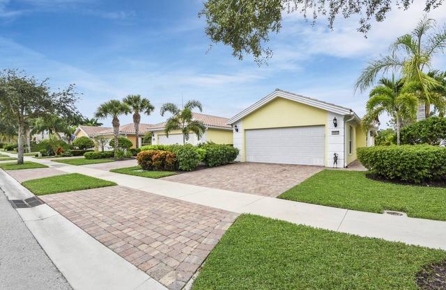 Beautiful 2 Bedroom plus den Villa in the prestigeous VillageWalk of Bonita.