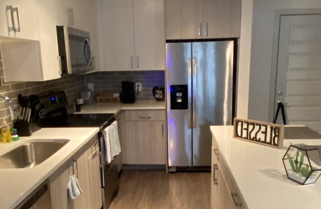 Beautiful 2 bedroom 2 bathroom with free parking