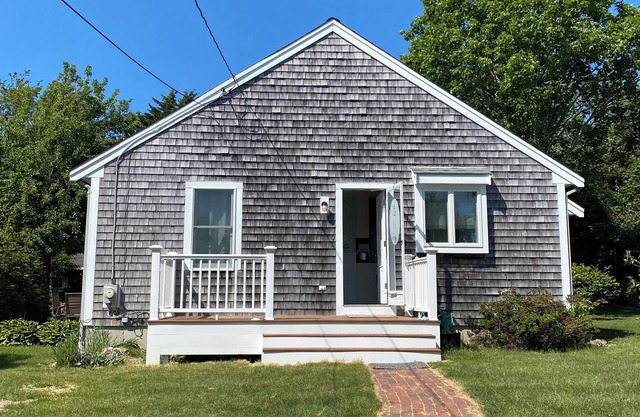 Beautiful 2 Bedroom Cottage Just Short Stroll To Town Neck Beach