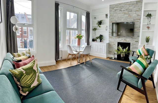 Beautiful 2 Bedrooms Flat with Garden and Free Parking