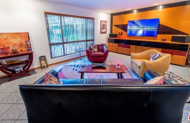 Beautiful 2 Br. Condo L-(590001) by Houzlet