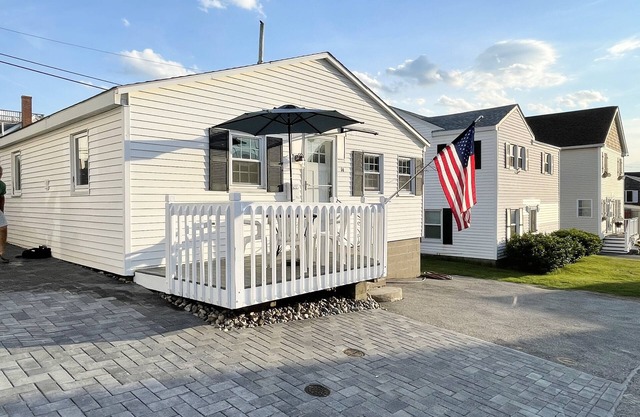 BEAUTIFUL 2BR Cottage on Boars Head in Hampton Beach!