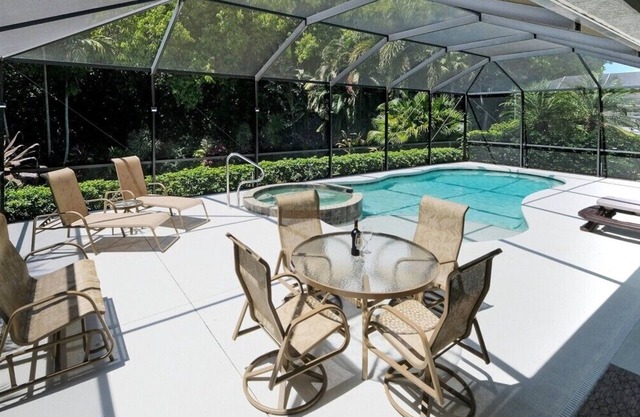 BEAUTIFUL 3 Bed/2 Bath Home in RiverPoint w/Heated Pool, FREE WiFi, 2 miles.