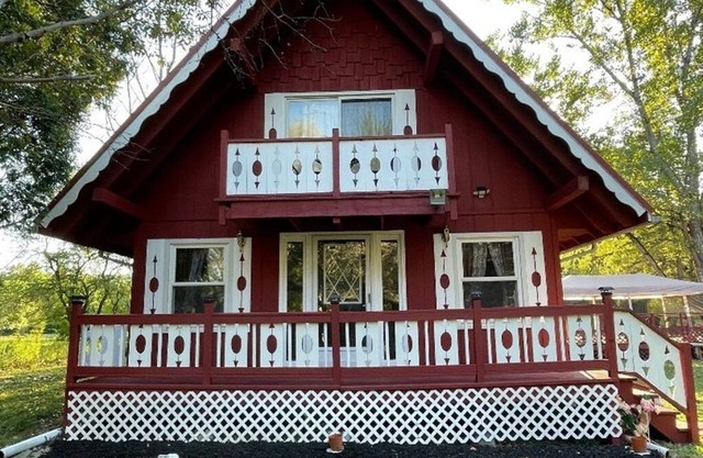 Beautiful 3-bedroom chalet with a private 5 acre pond in Esperance