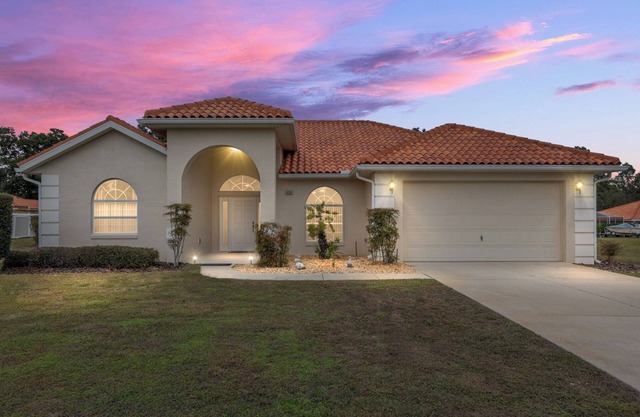 Beautiful 3-bedroom house with pool - close to bike trail!