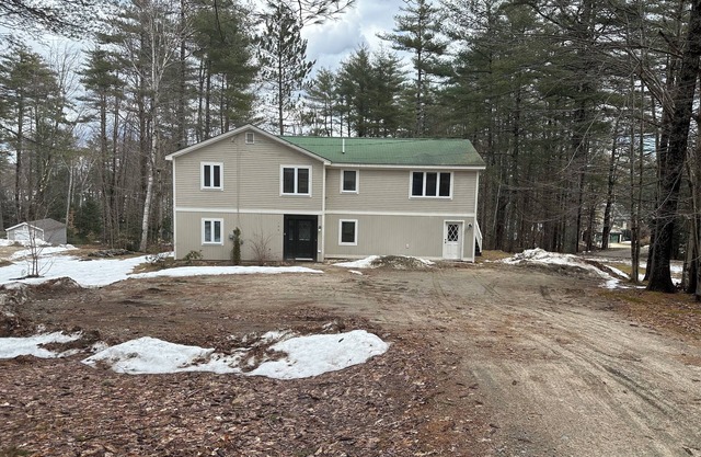 Beautiful 3 Bedroom House in Charming Bridgton near Moose Pond