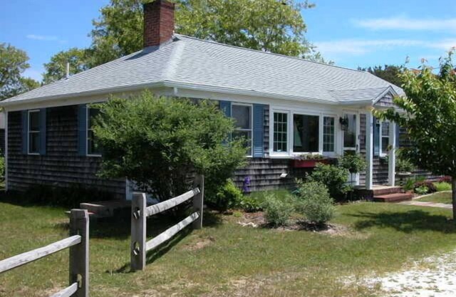 Beautiful 3 Bedroom + Den Cottage Just a few minute drive to Beach