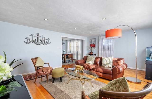 Beautiful 3BD/1BA apartment W Parking 7337