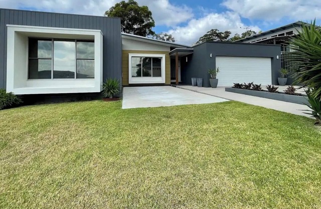 Beautiful 4 bed Home With Bush Outlook in Quiet Street. 10 Mins to Wine Country