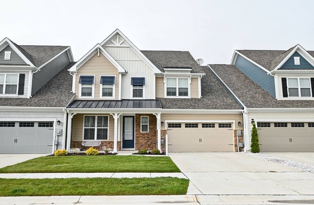 Beautiful 4 bed townhouse in Bishop's Landing Community! Pool, Basketball and Pickleball Courts, Playground, Shuttle, Wifi, Fitness Center!