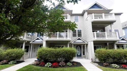Beautiful 4 Bedroom Condo With Pool!