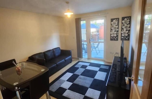 Beautiful 4 bedroom home with Parking by Lakeside