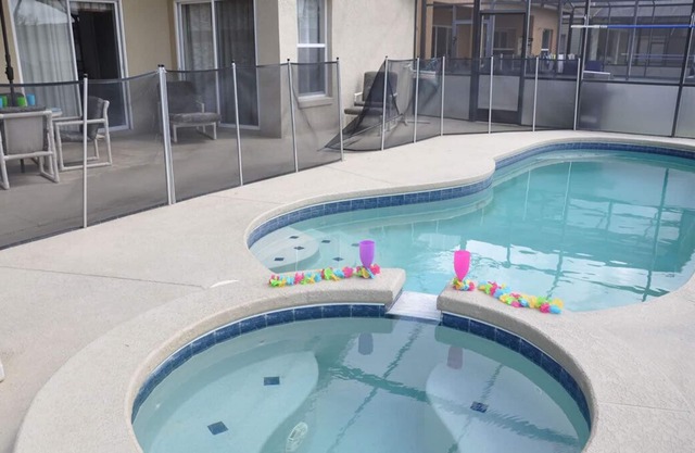 Beautiful 4 Bedroom Pool/Spa Home in Gated Community Near Disney, Pet Friendly